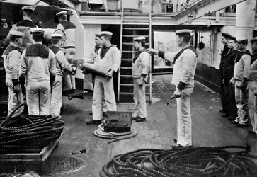 Podczas ćwiczeń z szybkostrzelnym działem 6 cali na pokładzie pancernika HMS Resolution, 1896.