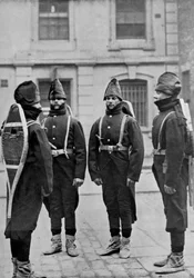 Kanonierzy baterii Królewskiej Artylerii Kanadyjskiej wyposażeni do służby zimowej, 1896 r.