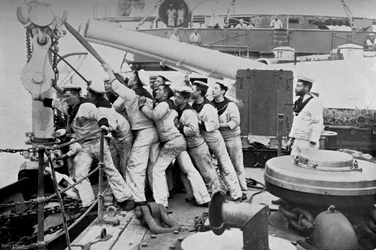 Podnoszenie kotwicy na dziobie pancernika HMS Majestic, 1896