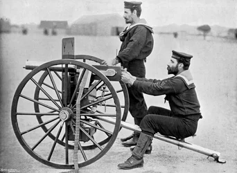 Praktyka strzelania z broni Royal Navy Maxim na wyspie Whale, Portsmouth, Hampshire, 1896.