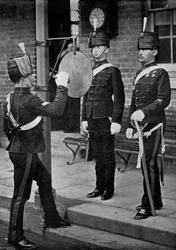 Uderzenie w gong przy głównej bramie koszar kawalerii Aldershot, Hampshire, 1896