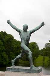 Rzeźba radosnego człowieka w Frogner Park, Oslo, Norwegia (brąz)