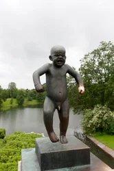 "Sinnatageen" zły chłopiec, rzeźba w Frogner Park, Oslo, Norwegia (brąz)