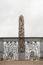 Bramy z kutego żelaza „Nadzy mężczyźni” i „Monolit ludowy” z granitu w Frogner Park, Oslo, Norwegia (zdjęcie)
