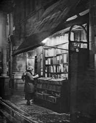 Księgarnia w Bloomsbury, Londyn, 1926-1927.