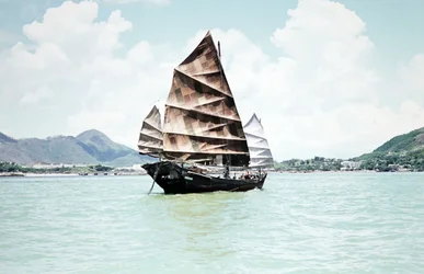 Junk w Castle Peak Bay Tuen Mun, Hongkong
