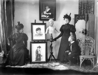Hannah Maynard i wnuk Maynard MacDonald, który jest również posągiem, około 1895