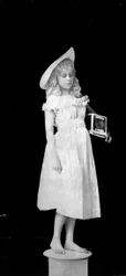 Posąg z Życia; Dziewczynka trzymająca klatkę dla ptaków, ok. 1890 r. (bw zdjęcie)