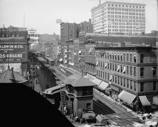 Podwyższona linia kolejowa, Wabash Avenue, Chicago, Illinois, ok. 1900-10 (zdjęcie czarno-białe)