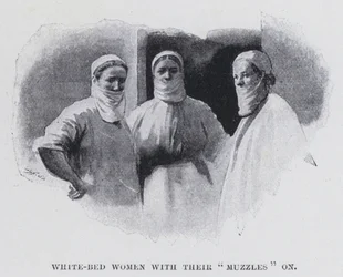 Kobiety w białym łóżku z założonymi „kagańcami” (zdjęcie czarno-białe)