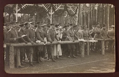 I wojna światowa: Ukraina w latach 1914-1916 podczas najazdu wojsk niemieckich. Grupa żołnierzy (zdjęcie czarno-białe)