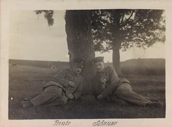 I wojna światowa: Ukraina w latach 1914-1916 podczas najazdu wojsk niemieckich. Dwóch żołnierzy w chwili relaksu (zdjęcie czarno-białe)