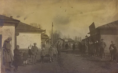 I wojna światowa: Ukraina w latach 1914-1916 podczas najazdu wojsk niemieckich. Wojsko i cywile na ulicy miasta (zdjęcie czarno-białe)