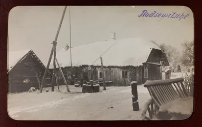 I wojna światowa: Ukraina w latach 1914-1916 podczas najazdu wojsk niemieckich. Widok ze śniegiem (zdjęcie czarno-białe)