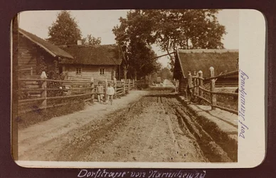 I wojna światowa: Ukraina w latach 1914-1916 podczas najazdu wojsk niemieckich. Droga wiejska (zdjęcie czarno-białe)