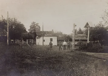 I wojna światowa: Ukraina w latach 1914-1916 podczas najazdu wojsk niemieckich. Droga wiejska (zdjęcie czarno-białe)