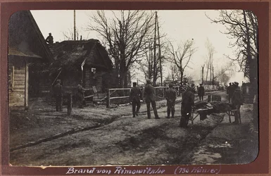I wojna światowa: Ukraina w latach 1914-1916 podczas najazdu wojsk niemieckich. Wojsko z rannym (zdjęcie czarno-białe)