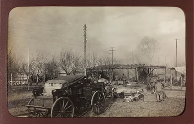 I wojna światowa: Ukraina w latach 1914-1916 podczas najazdu wojsk niemieckich. Wojsko na miejscu bombardowania (zdjęcie czarno-białe)