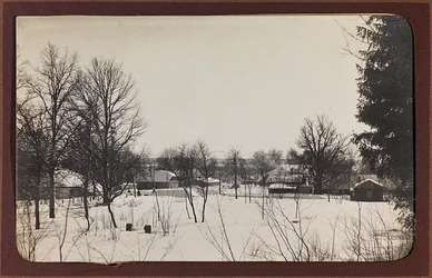 I wojna światowa: Ukraina w latach 1914-1916 podczas najazdu wojsk niemieckich. Krajobraz ze śniegiem (zdjęcie czarno-białe)