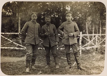 I wojna światowa: Ukraina w latach 1914-1916 podczas najazdu wojsk niemieckich. Grupa żołnierzy (zdjęcie czarno-białe)