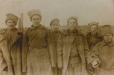 I wojna światowa: Ukraina w latach 1914-1916 podczas najazdu wojsk niemieckich. Grupa żołnierzy (zdjęcie czarno-białe)