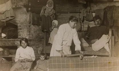 I wojna światowa: Ukraina w latach 1914-1916 podczas inwazji armii niemieckiej. Rodzina wewnątrz domu