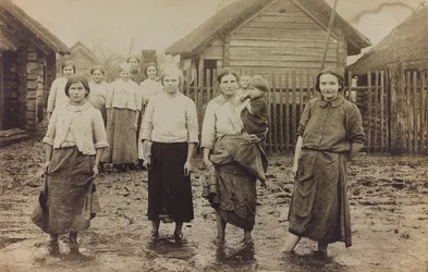 I wojna światowa: Ukraina w latach 1914-1916 podczas inwazji armii niemieckiej. Portret grupy kobiet z dziećmi