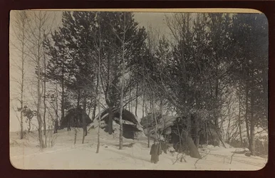 I wojna światowa: Ukraina w latach 1914-1916 podczas najazdu wojsk niemieckich. Krajobraz ze śniegiem (zdjęcie czarno-białe)