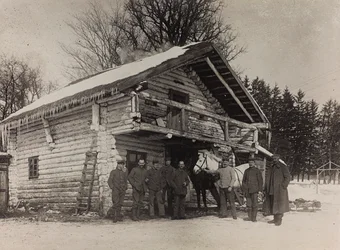 I wojna światowa: Ukraina w latach 1914-1916 podczas najazdu wojsk niemieckich. Wojskowy front domu (zdjęcie czarno-białe)