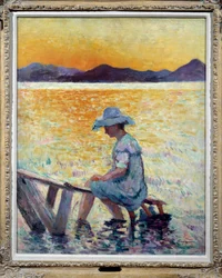 Saint Tropez, zachód słońca Kobieta siedzi z nogami w wodzie na brzegu
