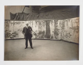 Claude Monet ze swoją paletą przed swoim dziełem „Les nymphéas”