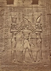 Edfu, koronacja króla przez boginie