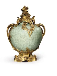 Jeden z pary wazonów i pokryw w stylu Ludwika XV, oprawy z 1883 r., porcelana koniec XVIII-pocz.