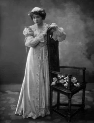 Francuski komik Lilian Greuze jako Solange de Mautpre w sztuce „Les bouffons”, zdjęcie: Henri Manuel z francuskiej gazety „Le Theatre” marzec 1907