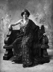 Francuska sopranistka Suzanne Brohly jako Clytemnestre w operze „Ifigenie en Aulide”, Paryż, fot. Henri Manuel z francuskiej gazety „Le Theatre” kwiecień 1908