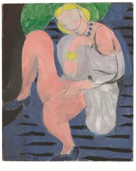 Akt siedzący, niebieskie tło