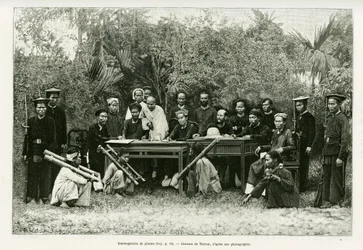 Przesłuchanie piratów. Grawerowanie autorstwa Thiriata, po fotografii, ilustrujące historię Trente mois au Tonkin w 1884 r., autorstwa doktora Hocquarda, in le tour du monde 1889, w reżyserii Edouarda Chartona (1807-1890), Hachette, Paryż.