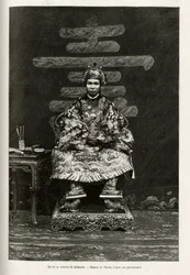 Portret króla Dong Khanha (1864-1889) cesarza Annam, w ceremonialnym stroju. Grawerowanie autorstwa Thiriata, ilustrujące historię „Trente mois au Tonkin” autorstwa dr. Charlesa Edouarda Hocquarda (1853-1911), w 1885 r. w Le tour du monde, nouveau journal 