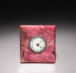 Zegar firmy Peter Carl Fabergé (1846-1920), po 1903 (rodonit, srebro, emalia, brylanty)