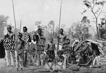 Grupa tubylców z Queensland noszących włócznie i tarcze, 1902