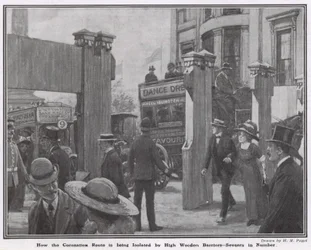 Jak droga koronacyjna jest izolowana wysokimi drewnianymi barierami