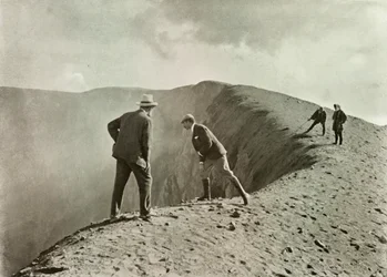 Na krawędzi kraterów, Asama-Yama, 1910.