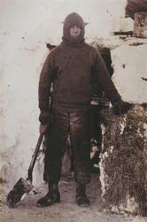 Kapitan L.E.G. Oates przy drzwiach stajni