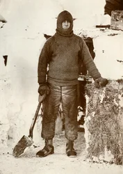 Kapitan L.E.G. Oates przy drzwiach stajni, 30 sierpnia 1911, 1913