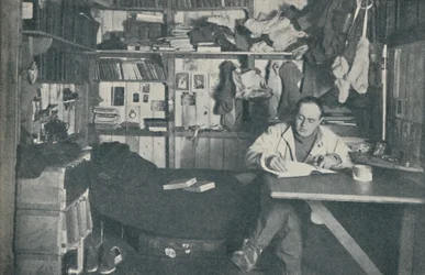 Kapitan R. F. Scott, R.N., pisze w swoim dzienniku, c1911, 1936.