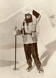 Kapitan Scott noszący portfel, w którym nosił swoje dzienniki saneczkowe, c1910-1911, 1913