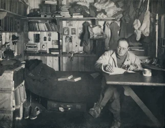 Kapitan Scott pisze swój pamiętnik w chacie w Cape Evans, c1911, 1914.