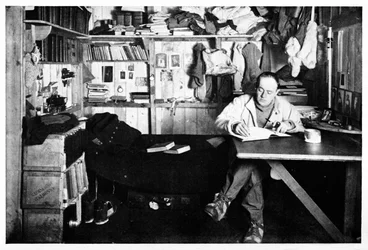 Kapitan Scott pisze swój dziennik, c1911, 1928.