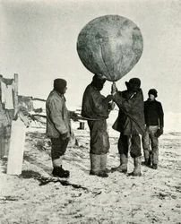 Dr Simpson wysyłający balon, 1911, 1913