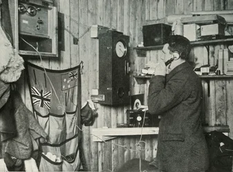 Dr Simpson w chacie na drugim końcu telefonu czas na obserwację, c1911, 1913